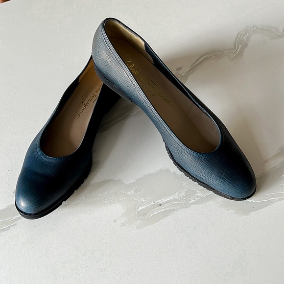 Salvatore Ferragamo Shoes - Salvatore Ferragamo Boutique Blue and Black Flats Sz 9.5 2A Narrow